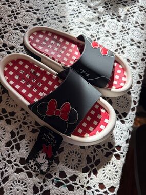 Disney Minnie Mouse Black & Red women’s Slide Sandals